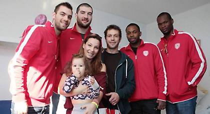 Μοίρασε χαρά στα παιδιά ο Ολυμπιακός