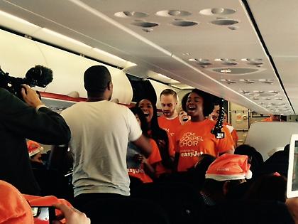 Τρίγωνα, κάλαντα στα 32.800 πόδια… (video)