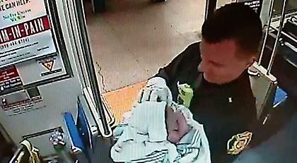 Βίντεο: Αστυνομικοί ξεγεννούν έγκυο στο μετρό της Φιλαδέλφεια στις ΗΠΑ!