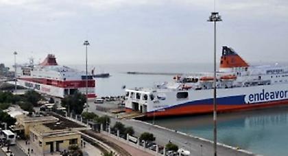 Απέπλευσε από το λιμάνι της Πάτρας πυροσβεστικό σκάφος