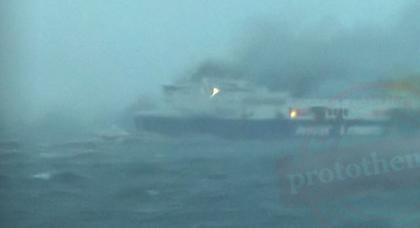 Ιταλικά ΜΜΕ: «Φούντωσε» η φωτιά, παίρνει κλίση το πλοίο