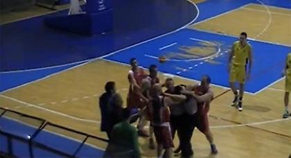 Ξύλο και διακοπή σε αγώνα Νέων! (video)