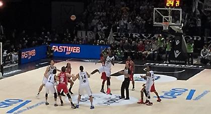 Όλο και ανεβαίνει η Αρμάνι