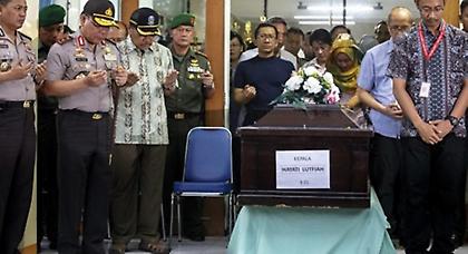 AirAsia: Αναγνωρίστηκε το πρώτο θύμα της μοιραίας πτήσης