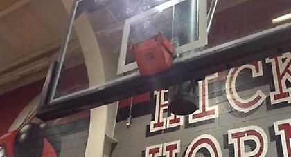 Βολή… γκρεμίζει μπασκέτα! (video)