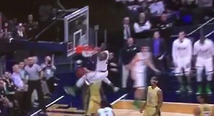 Ακούμπησε τη στεφάνη με το… σαγόνι!