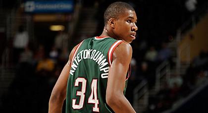 Τρελαμένος με τον Έισι ο Αντετοκούνμπο