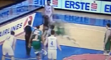 Παίκτης «ισοπέδωσε» οπαδό! (video)