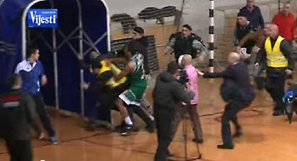 Χτύπησε κι ο Μεχία τον «εισβολέα» (video)