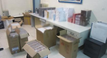 Πάνω από 7.000 πακέτα λαθραία τσιγάρα εντοπίστηκαν σε διαμέρισμα στον Κολωνό