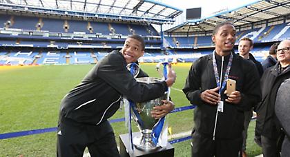 Αγκαλιά με το τρόπαιο του Champions League o Αντετοκούνμπο!