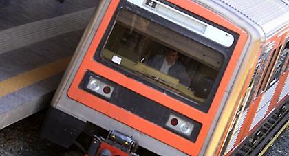 Σε εξέλιξη επιχείρηση απεγκλωβισμού ατόμου από συρμό στον ΗΣΑΠ Ταύρου