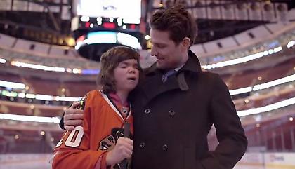 Το δώρο μιας ομάδας σε τυφλή φίλαθλο (video)