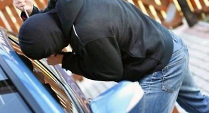 Έσπασε τρία αυτοκίνητα για να πάρει μερικά κέρματα!