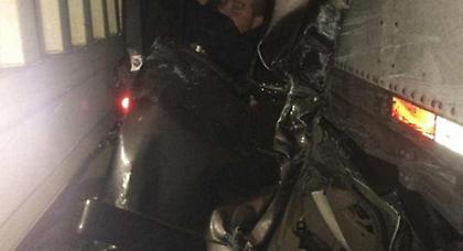 Κι όμως, γλίτωσε αν και έγινε «σάντουιτς» ανάμεσα σε νταλίκες