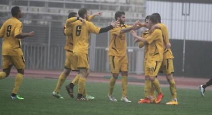 Προχωράει για επιθετικό