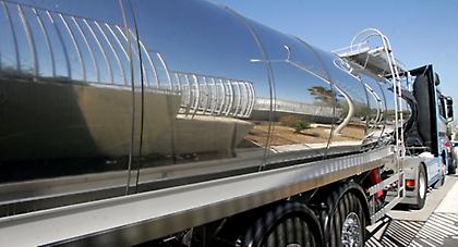 Θεσσαλονίκη: Καραμπόλα 10 οχημάτων μετά από ανατροπή βυτιοφόρου