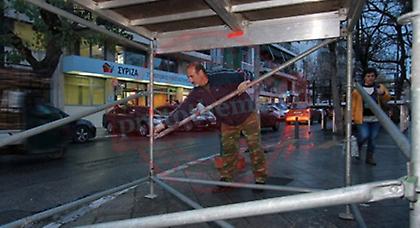 Πυρετώδεις προετοιμασίες στην Κουμουνδούρου για την εκλογική βραδιά