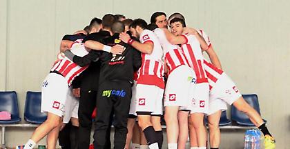 Στο χέρι του η τετράδα