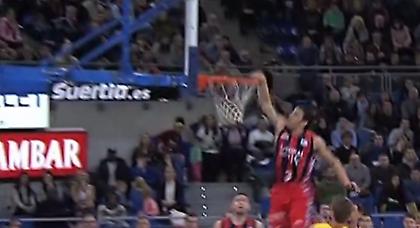 Ο Τζέιμς «κάρφωσε» την Μπαρτσελόνα (video)