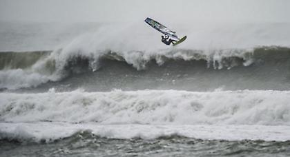Η πιο επική windsurf μάχη επί της οθόνης!
