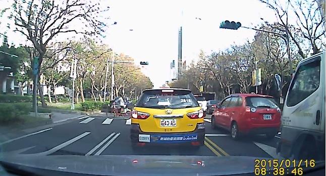 Συγκρούστηκε με αμάξι και έμεινε όρθια (video)