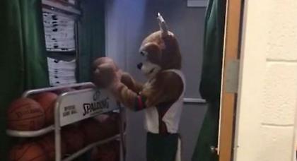 «Σκάνδαλο» της μασκότ των Μπακς! (vid)