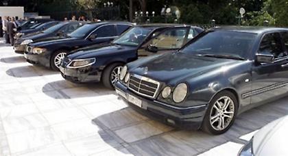 Στο «σφυρί» βγάζει τα υπουργικά αυτοκίνητα ο Κατρούγκαλος
