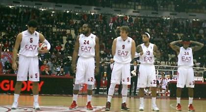 Της φόρεσε… κοστούμι στο τελευταίο δεκάλεπτο