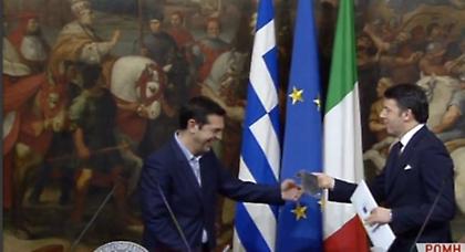 Χάρισε… γραβάτα ο Ρέντσι στον Τσίπρα