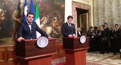 Έβγαλε το κινητό και έστελνε sms ο Ρέντσι στη συνέντευξη Τύπου με τον Τσίπρα!