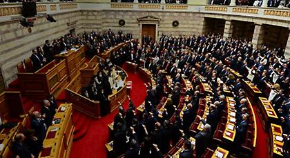 Ορκίστηκαν οι νέοι βουλευτές - Χαμόγελα, τρακ και λιγότερες γραβάτες