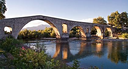 Το ιστορικό γεφύρι της Άρτας δεν έχει υποστεί ζημιές από τις πλημμύρες