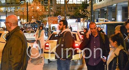 Με τα πόδια, μόνος και... cool στο κέντρο της Αθήνας ο Βαρουφάκης