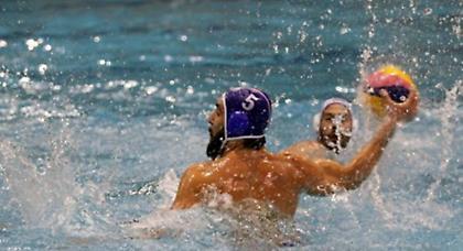 Την έπιασε από τον… Λαιμό