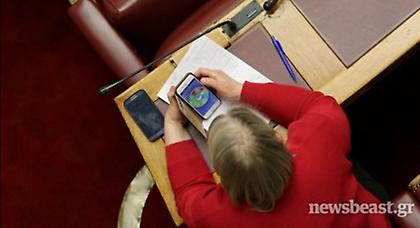 Παιχνίδια στο κινητό παίζει η Ζαρούλια την ώρα της ομιλίας Τσίπρα