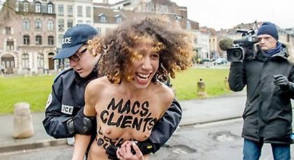 Γυμνόστηθες υποδέχτηκαν τον Στρος Καν στο δικαστήριο