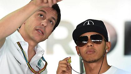 Θέλει να… τελειώνει με Χάμιλτον η Mercedes