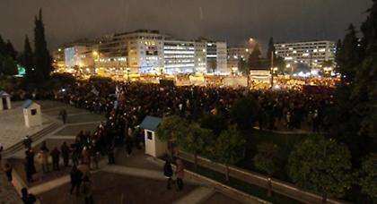 «Ανάσα Αξιοπρέπειας» παίρνουν οι Έλληνες στις πλατείες