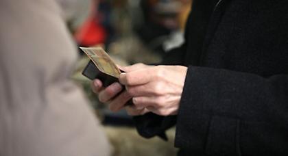 Εως το τέλος του 2016 η επαναφορά του κατώτατου μισθού στα 751 ευρώ