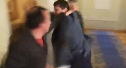 Γροθιές και αίμα στην ουκρανική βουλή