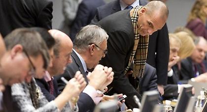 Τι απάντησε ο Βαρουφάκης για το... κασκόλ του