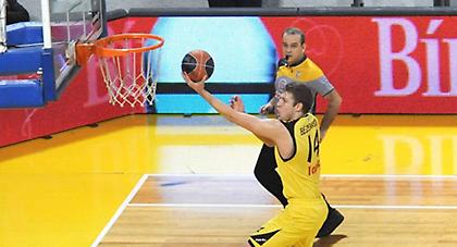 Βεζένκοφ: «Πόδια στη γη, νίκη στην Πάτρα»