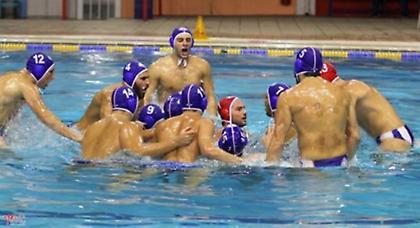 Τον έπιασε απ’ το… λαιμό!