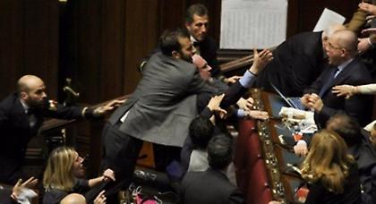 Σε ρωμαϊκή αρένα μετατράπηκε η ιταλική βουλή