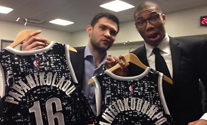 Με ελληνικές σημαίες στη φανέλα Giannis και «Παπ»