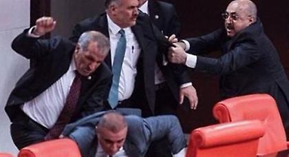 Άγριο ξύλο στη Βουλή της Τουρκίας (video)