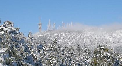 Ο χιονιάς στην Πάρνηθα διέκοψε το σήμα της ΝΕΡΙΤ