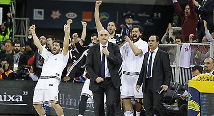 Προσκύνησε ξανά τη βασίλισσα!