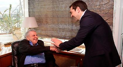 Επίσκεψη Τσίπρα στον Μίκη Θεοδωράκη